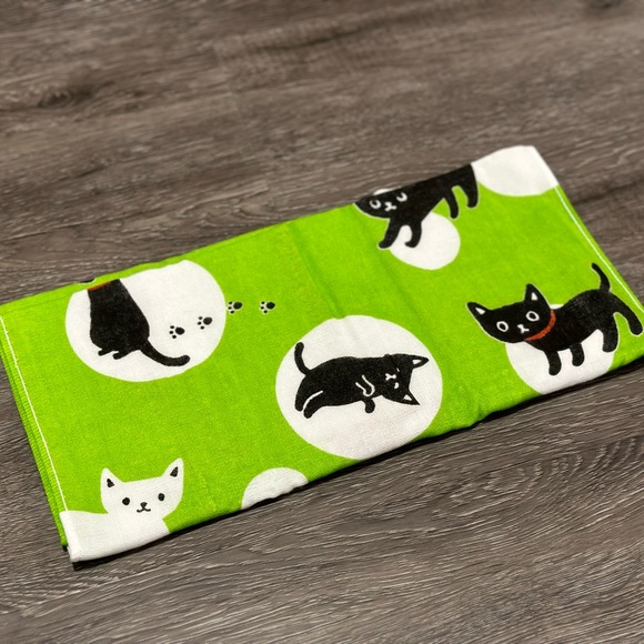 Kitten Cat Loves Dot Face Towel ❘ Bath Towel ❘ Hand Towel (Green) - Picture 2 of 4